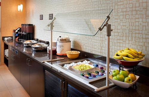 Waukegan Apartment | Pet-friendly Hotel! Outdoor Pool, Free Breakfast, Near Six Flags Great America!