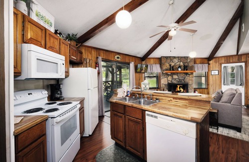 Gatlinburg - Pigeon Forge Ski Chalet | Pet friendly, hottub, sleeps 4, flat roads, GBurg!