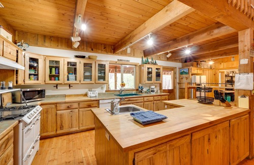 Fort Klamath House | Pet-Friendly House w/Deck: Near Crater Lake!