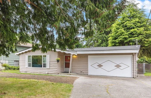White Center House | Pet Friendly, Huge Fenced-in Yard. West Seattle Location