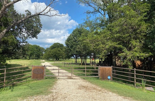 Gordonville Cabin | Pet friendly including Horses with fenced yard for both, 10 minutes Lake Texoma