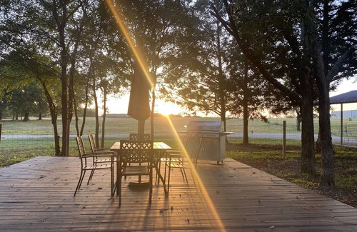 Gordonville Cabin | Pet friendly including Horses with fenced yard for both, 10 minutes Lake Texoma
