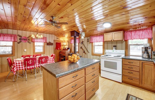 Irons Cottage | Pet-Friendly Irons Cottage w/Fire Pit & Fireplace