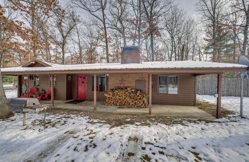 Irons House | Pet-Friendly Irons Cottage with Fire Pit and Fireplace