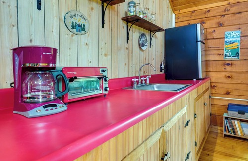 Jamestown Apartment | Pet-Friendly Jamestown Cabin w/Fire Pit and Deck!