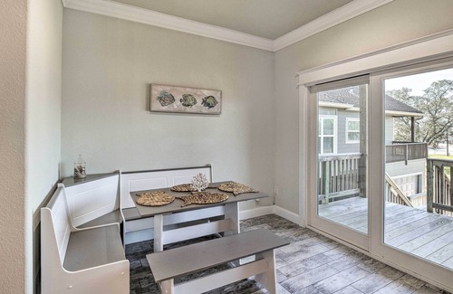 Clear Lake Shores House | Pet-Friendly Kemah Townhouse Near Beach!