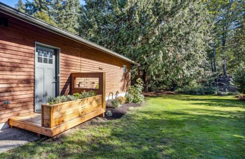 Covington Apartment | Pet-Friendly Kent Vacation Rental, Walk to Lake!