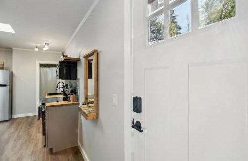 Covington Apartment | Pet-Friendly Kent Vacation Rental, Walk to Lake!