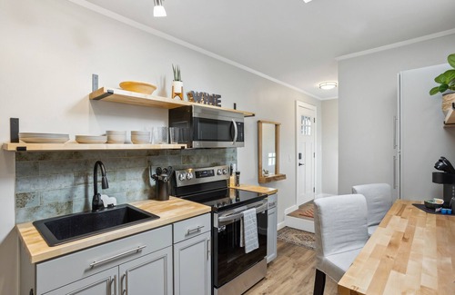 Covington Apartment | Pet-Friendly Kent Vacation Rental, Walk to Lake!