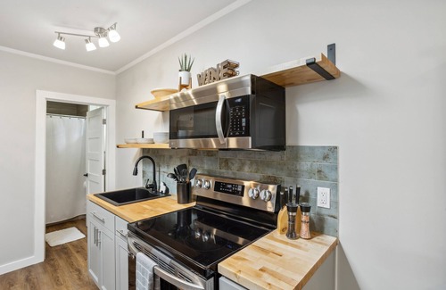 Covington Apartment | Pet-Friendly Kent Vacation Rental, Walk to Lake!