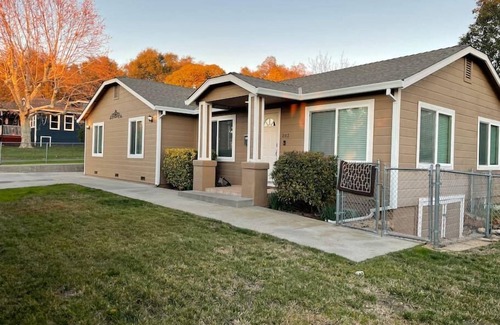 Auburn House | Pet Friendly, King bed, 3 Rooms Sleeps 6