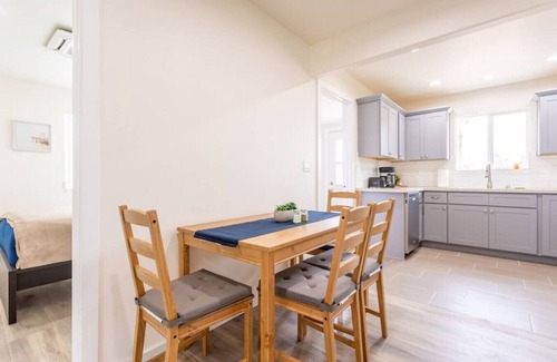 Bonita House | PET FRIENDLY!, King Bed, Free Parking, & Wifi.