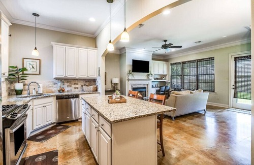 Lafayette House | Pet friendly,king bed,jacuzzi tub,separate shower
