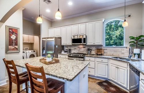 Lafayette House | Pet friendly,king bed,jacuzzi tub,separate shower