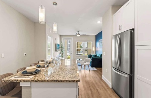 Southeast Orlando Apartment | Pet-Friendly King condo | Pool, Gym, near Parks