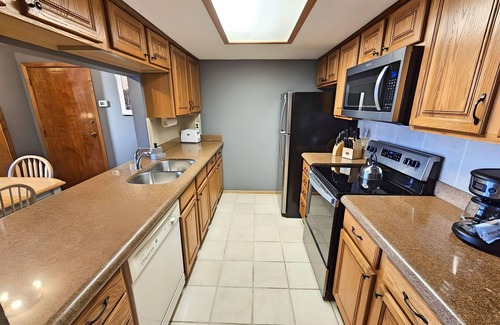 Copper Mountain Village Condo | Pet Friendly large 1 bedroom. 444/446 Full Size Kitchen Center Village Copper Mountain Parking,