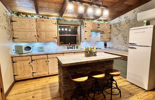 Titus Cottage | Pet Friendly -Lake Access- Single nights available