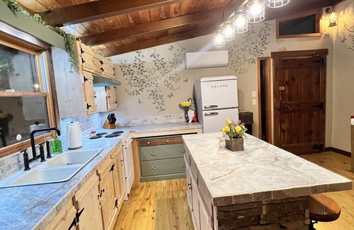 Titus Cottage | Pet Friendly -Lake Access- Single nights available