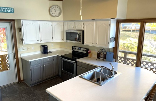 Princes Lakes House | Pet-Friendly Lakeside Cottage with Panoramic Views & Hottub!
