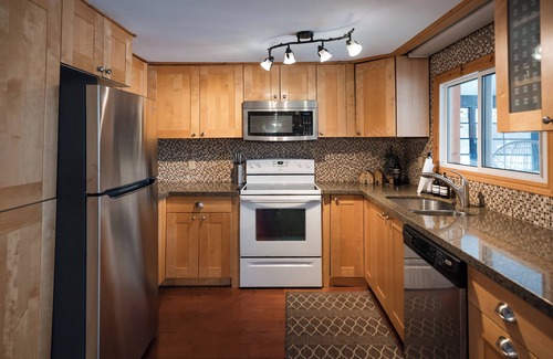Bobcaygeon Cottage | Pet-Friendly Lakefront Log Home - DOCK | CANOE | BOARD GAMES