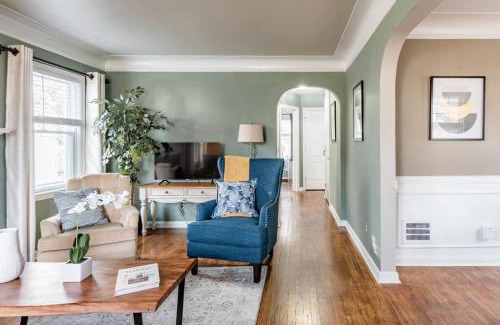 Royal Oak House | Pet Friendly - Large Families - Heart of Royal Oak - 5 Smart TVs