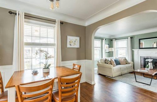 Royal Oak House | Pet Friendly - Large Families - Heart of Royal Oak - 5 Smart TVs