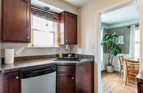 Royal Oak House | Pet Friendly - Large Families - Heart of Royal Oak - 5 Smart TVs