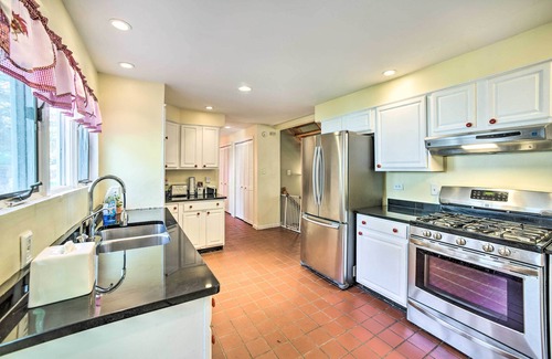 Latham House | Pet-Friendly Latham Retreat ~ 7 Mi to Albany!