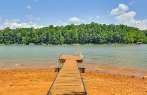 Gumlog House | Pet-Friendly Lavonia Cabin, Walk to Lake Hartwell!