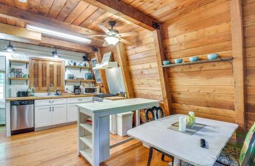 Gumlog House | Pet-Friendly Lavonia Cabin, Walk to Lake Hartwell!