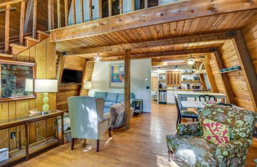 Gumlog House | Pet-Friendly Lavonia Cabin, Walk to Lake Hartwell!