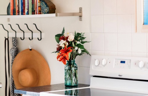 Central Point Cottage | Pet Friendly, Light-filled, Organic Studio, Full Kitchen, Hot Tub