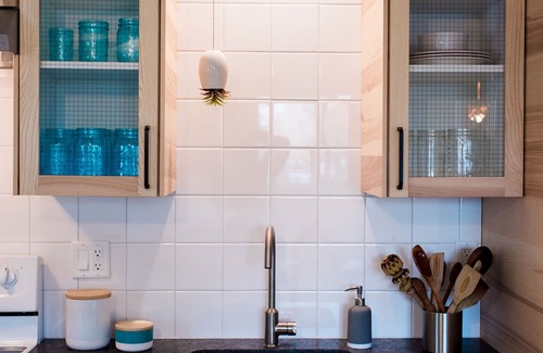 Central Point Cottage | Pet Friendly, Light-filled, Organic Studio, Full Kitchen, Hot Tub