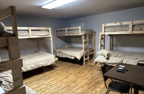 Birdeye Cabin | Pet friendly lodge, great for gatherings. 15mins from state park