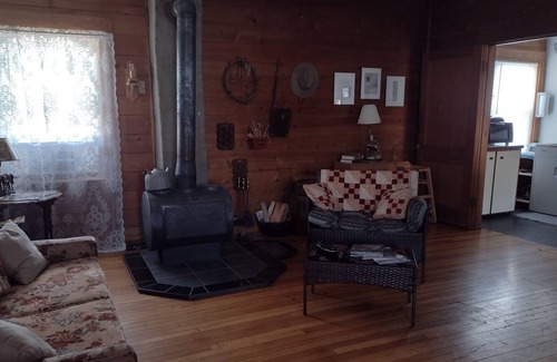 Mitchell Cabin | Pet-friendly Lodge near the Painted Hills
