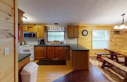 Nelsonville Cabin | Pet Friendly Log Cabin with hot tub on 7 acres near Hocking Hills Old Mans Cave