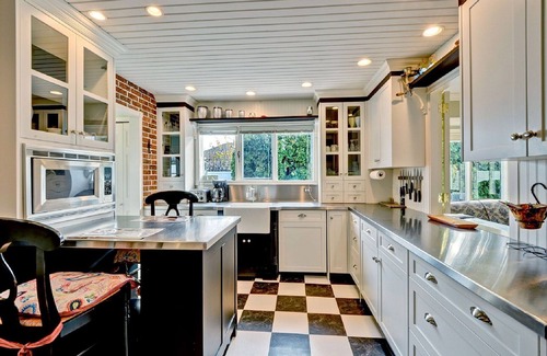 Central Okanagan House | Pet Friendly Lower Mission House Near Beaches