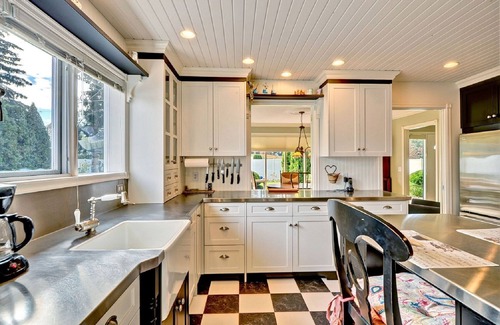 Central Okanagan House | Pet Friendly Lower Mission House Near Beaches