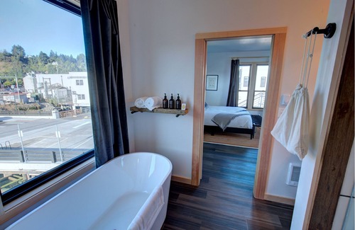 Astoria Hotel | Pet-friendly, Luxe Ice House King Room at Bowline Hotel