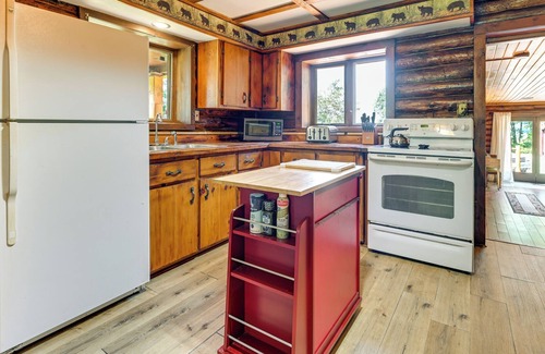 Lyndon Station Cabin | Pet-Friendly Lyndon Station Cabin - Hike & Fish!