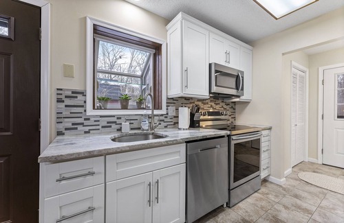 East Stroudsburg House | Pet Friendly Modern Poconos Home! Hot Tub, Cozy Woodlands!