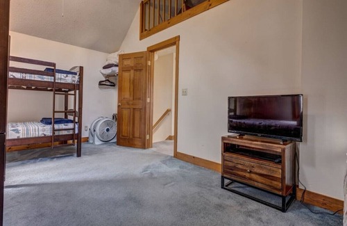 Madison Ski Chalet | Pet Friendly Madison Chalet Close to Hiking