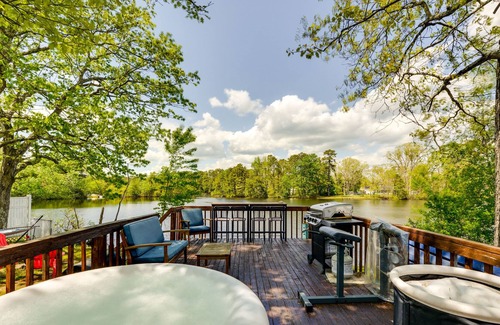 Mays Landing Cottage | Pet-Friendly Mays Landing Vacation Rental on Lake!