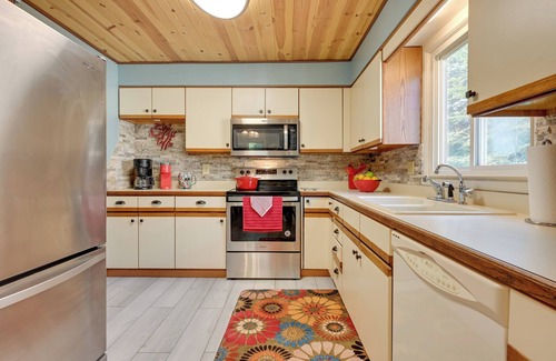 Owosso House | Pet-Friendly Michigan Escape w/Patio & Gas Grill!