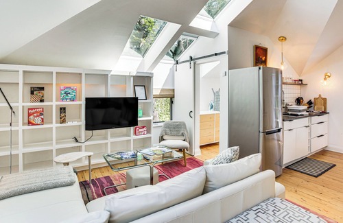 Calhoun Isles Apartment | Pet-Friendly Minneapolis Studio: Walk to Lake!