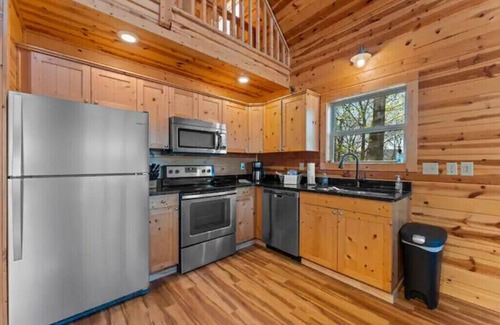 Jasper Cabin | Pet-Friendly Mnt. View Cabin Near River w/Fire Pit + Hot Tub Sleeps 10