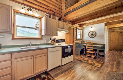 Spanish Valley Cabin | Pet-Friendly Moab Cabin w/Mtn Views & BBQ!