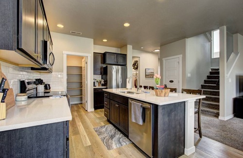 Meridian House | Pet Friendly ~ Modern Home W/Parks Freeway & Shops