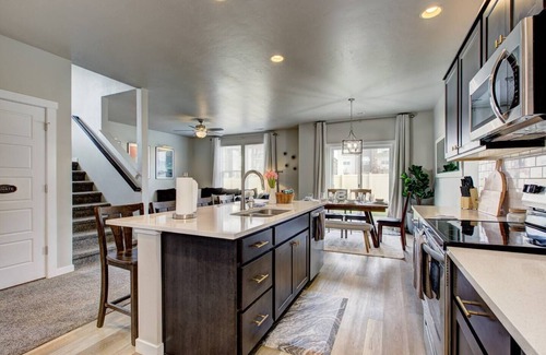 Meridian House | Pet Friendly ~ Modern Home W/Parks Freeway & Shops