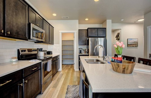 Meridian House | Pet Friendly ~ Modern Home W/Parks Freeway & Shops